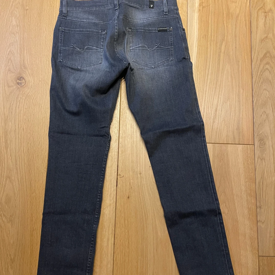Mörkgrå jeansbyxor från 7 For All Mankind - 1