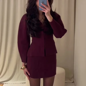 Vinröd Zara set - Säljer en vinröd set från Zara. använd 1-2 ggr och är i helt ny skick. st s (minsta storleken) och passar xxs-m Perfekt att matcha med boots eller klackar. 1000 for hela settet, eller 500/del. 