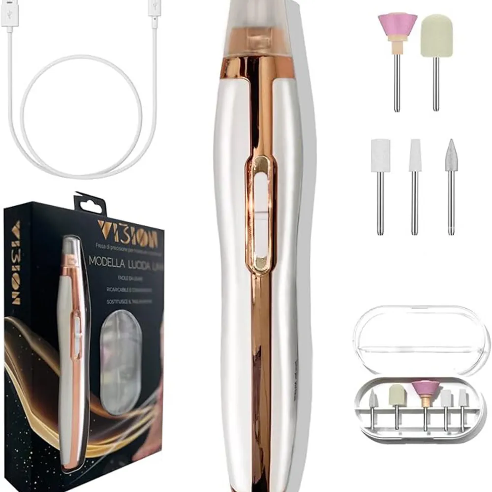 Elektrisk nagelfil i vitt och roséguld med flera utbytbara sliphuvuden för olika nagelbehandlingar. Laddas med USB-kabel och levereras i en praktisk förvaringsbox. Perfekt för att forma, släta ut och polera naglar. Inte jättevstark, perfekt för dig som nybörjare. Inget fel på den förutom att den har en lite röd fläck! Kom privat för mer bilder! Nypris 400kr. Beauty.