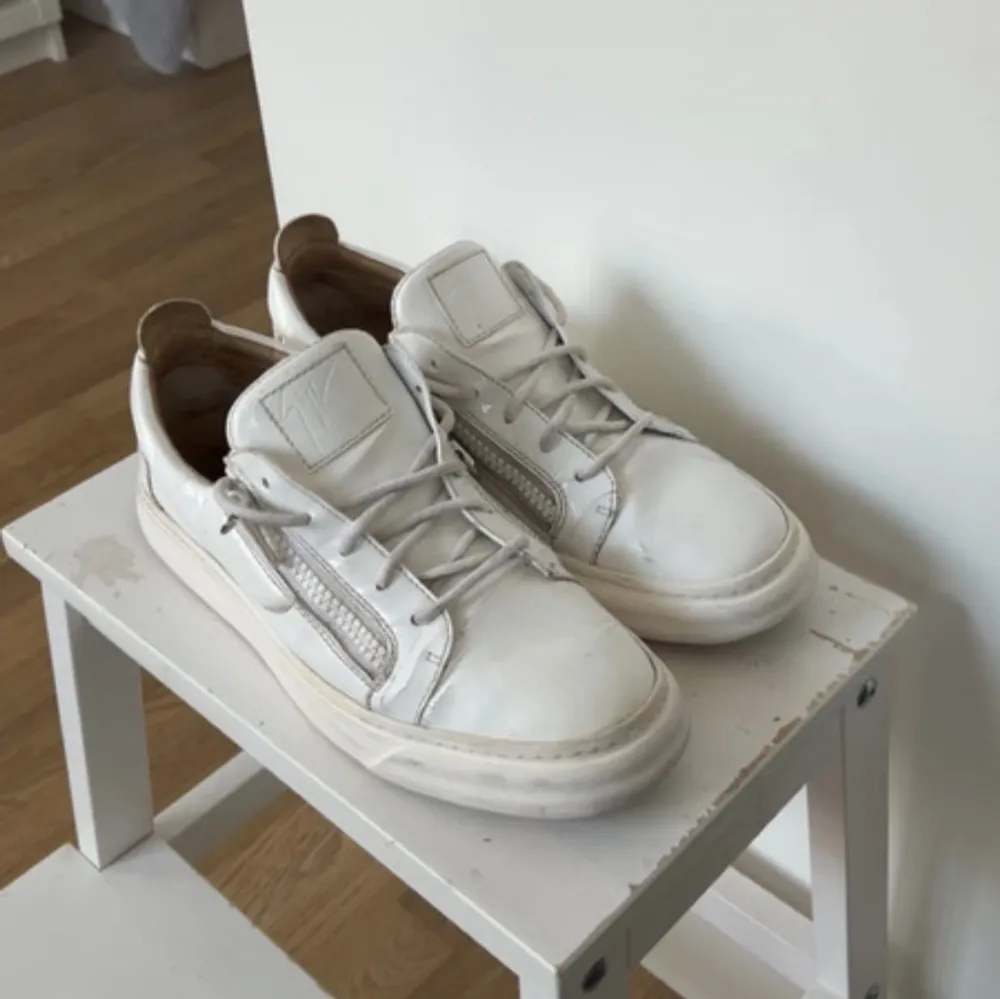 Säljer ett par feta Giuseppe Zanotti skor i storlek 44, endast skorna medföljer . Kengät.