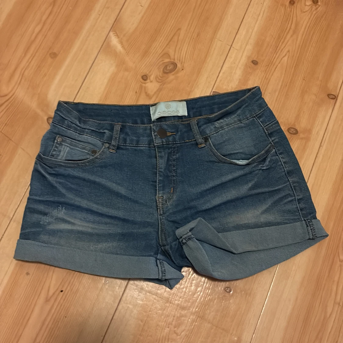 Blå jeansshorts med upprullad kant