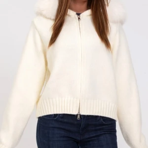 Vit stickad hoodie med fuskpäls - Mysig vit stickad kofta med dragkedja och huva kantad med fluffig fuskpäls. Skriv för frågor eller fler bilder, pris kan diskuteras 💗