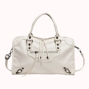 Supersnygg väska🥰 - Snygg vit axelväska med både handtag och axelrem. Väskan har dekorativa metalldetaljer, dragkedja framtill och snörningsdetalj. Inge defekter, skriv privat för fler bilder🥰