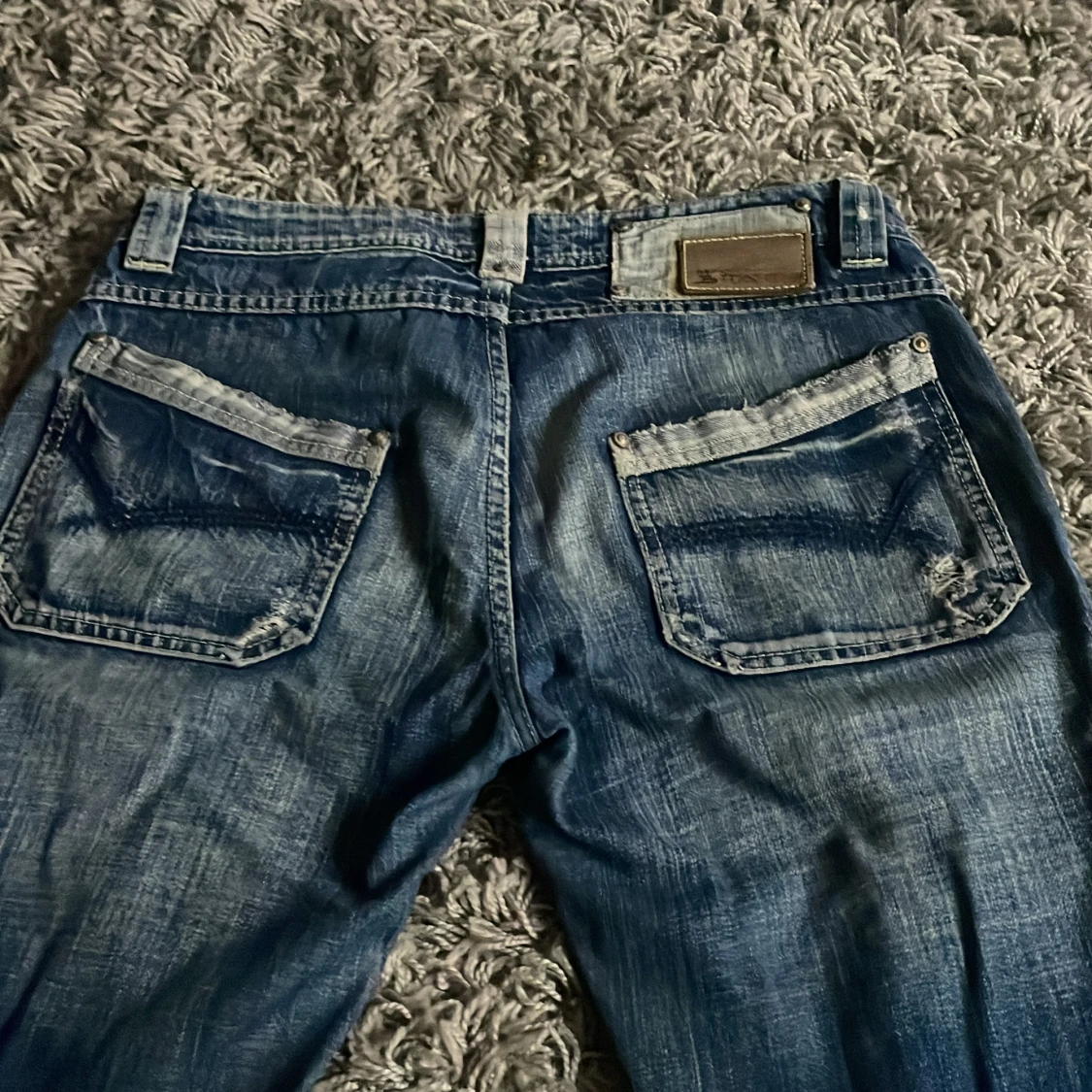 Blå jeans med slitningar - 2