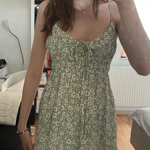 Grön sommarklänning med vita blommor - Jättefint skick! Använd fåtal gånger 