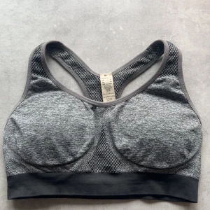 Sport bh - En grå sport bh som aldrig är använd och som är köpt på ullared för runt 150kr🥰😇!