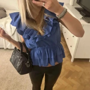 Populära hm tröjan  - Jätte snygg blå tröja från h&m slutsålda!