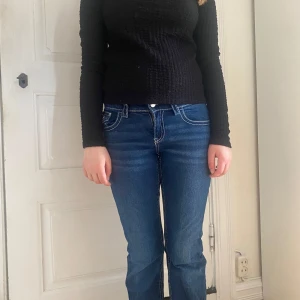 Svart tröja från lindex - En svart tröja från Lindex passar till ett par vanliga jeans. Mycket bra skick