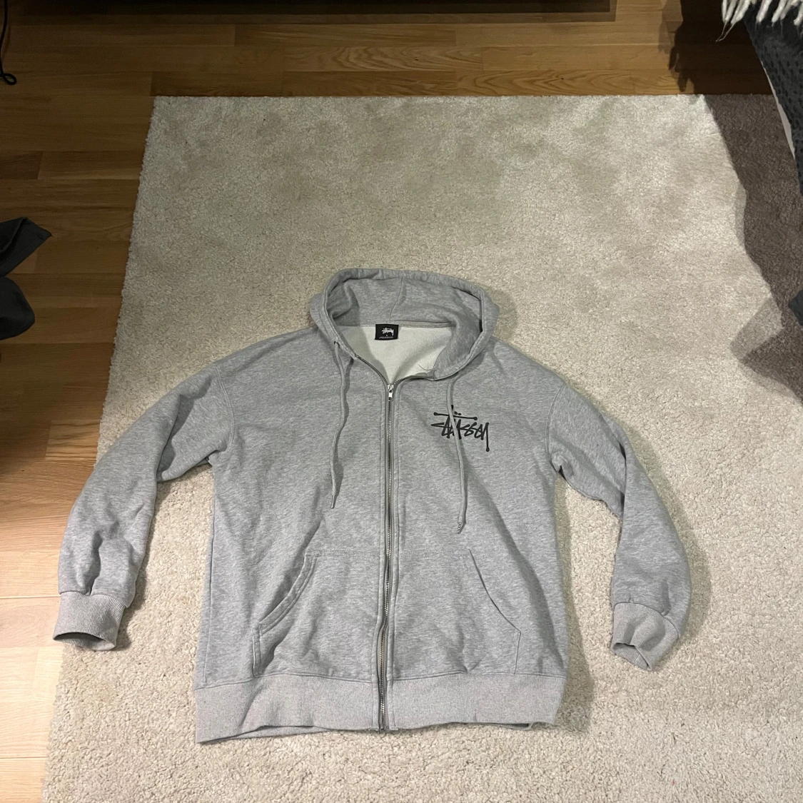 Grå hoodie med dragkedja från Stüssy - 4