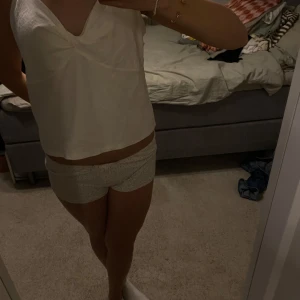 Vit blus - En vit blus som är knyten i mitten, den är från bikbok i storlek XL. Men den passar en person som vanligtvis har s/l.