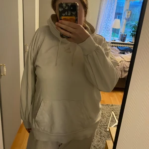 Vit hoodie  - Säljer en vit hoodie med huva ifrån Puma i storlek M. Säljer den då den inte används längre. 98% bomull och 2 % elastan.  