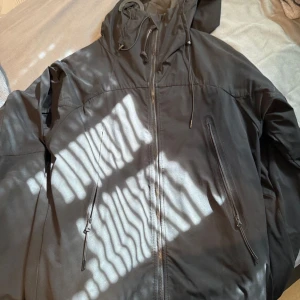 cp company jacka storlek S - svart cp company jacka perfekt till vår och höst i nyskick