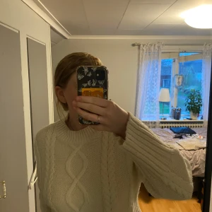 Vit stickad tröja  - Säljer en vit stickad tröja ifrån NA-KD i storlek M. Säljes då den var för kort för min smak. 80% akryl och 20% polyamid. 