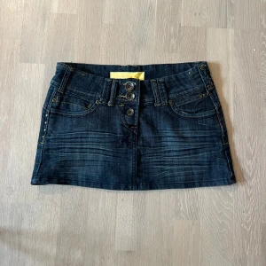 Jeans mini kjol - Superfin jeans mini kjol. Midjemått 36 cm, längd 26 cm. Köp via köp nu❤️