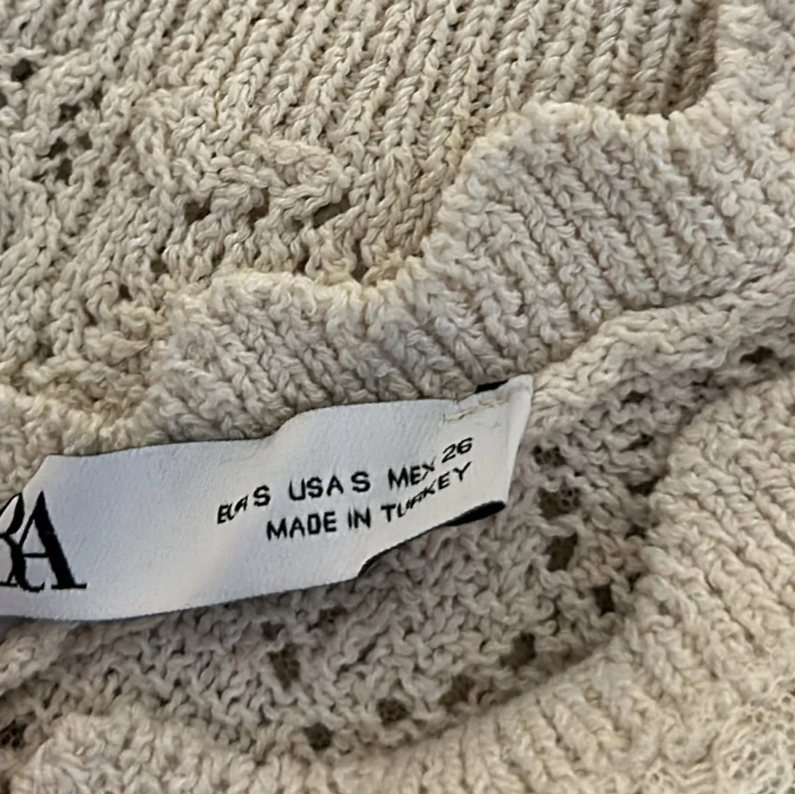 Beige spetsprydd topp från Zara - 2