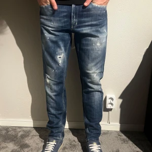 Dondup jeans - Hej! Nu säljer jag dessa skjut snygga dondup jeansen me slitningar då från fabrik, skick 9/10 storlek 30. Är det några funderingar är det bara o höra av sig