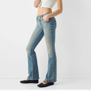 bershka jeans - Snygga blå bootcut jeans från bershka. Säljer pga att de nästan aldrig kommer till användning, så de e som nya! Skriv för frågor!💞