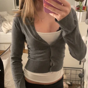 mörkgrå tajt kofta 🩶 - en mörkgrå tunn kofta från H&M divided. använt ett par gånger men ser ut som nytt skick! 