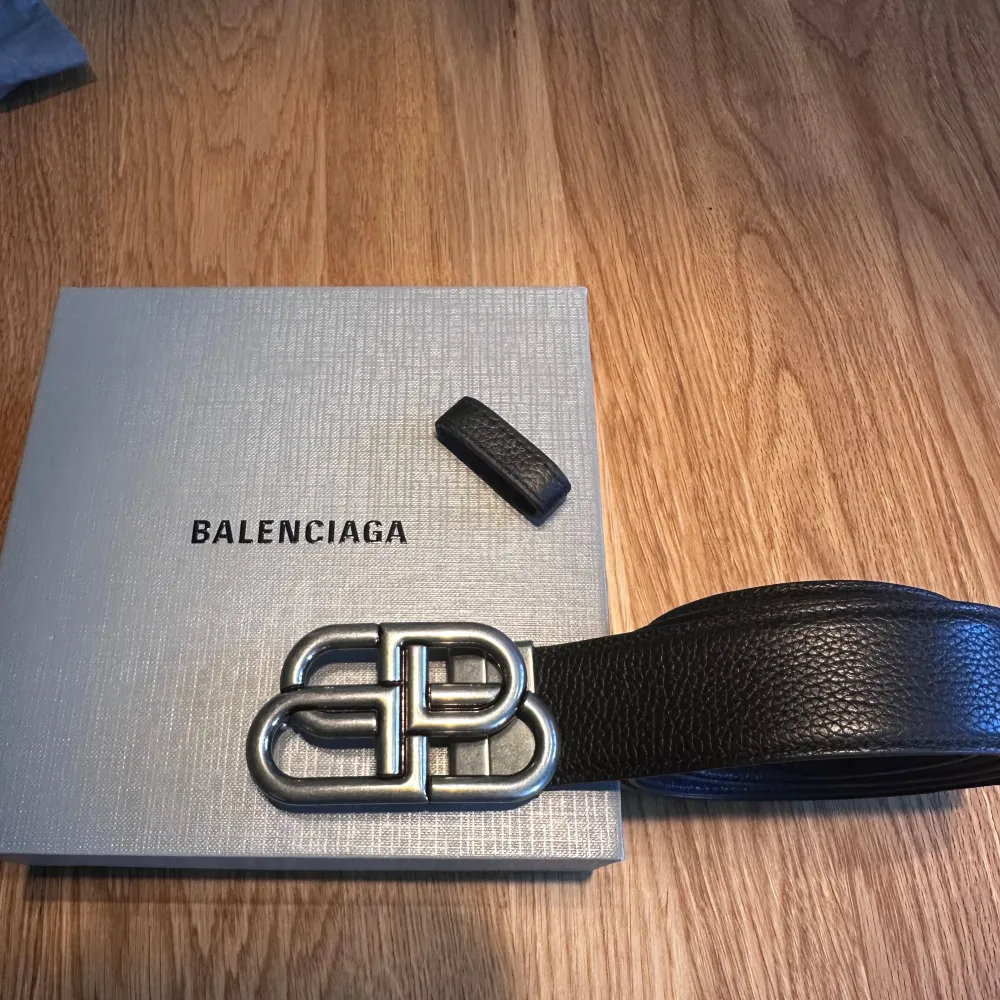 Balenciaga bälte som går att vända på mellan svart och blått. 8/10 skick. Kvitto och allt finns köpt i köpenhamn.. Asusteet.