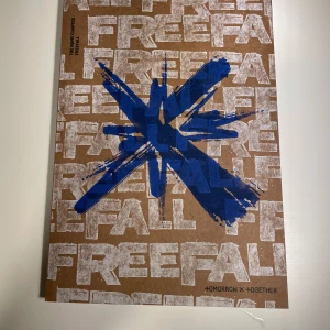 The Name Chapter: FREEFALL (TXT) - The Name Chapter: FREEFALL  av Tomorrow X Together. Taehyun version.  Inkluderar en CD, en affisch, klistermärken och en mini poster av Taehyun. Ett photocard! Allt som ska vara med är med!