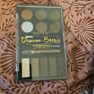 Ögonbrynskit Divine Brows från Technic - Snyggt ögonbrynskit från Technic med flera nyanser av brynskugga och vax. Inkluderar en ögonbrynspenna, pincett och borste för perfekt formade bryn. Perfekt för att skapa både naturliga och dramatiska looks.