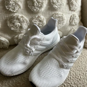 Vita Adidas Ultraboost sneakers - Säljer ett par fräscha vita Adidas Ultraboost i storlek 42. |Nypris:- 2199| Mitt pris:- 1199|. DMa!.  Först till kvarn🤙…