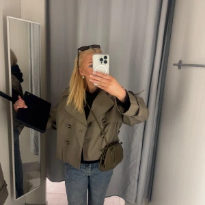 Grön trenchcoat - Snygg grön trenchcoat🩷🩷Är 165 cm!!