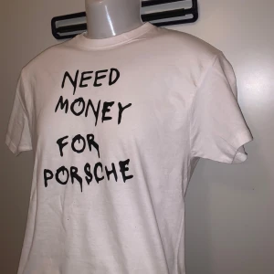 Need money for porsche  - Need money for porsche t-shirt storlek M men passar S. Hör av er vid funderingar 😊