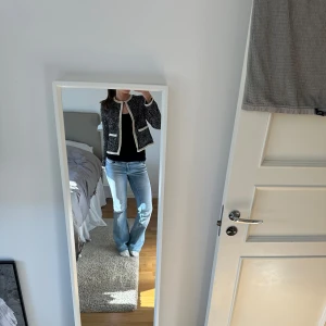 Svartvit kofta/jacka  - En snygg svartvit kofta/ jacka med vadering på axlarna. Endast använd ett fåtal gånger. Koftan går även att knäppa hela vägen ner. 