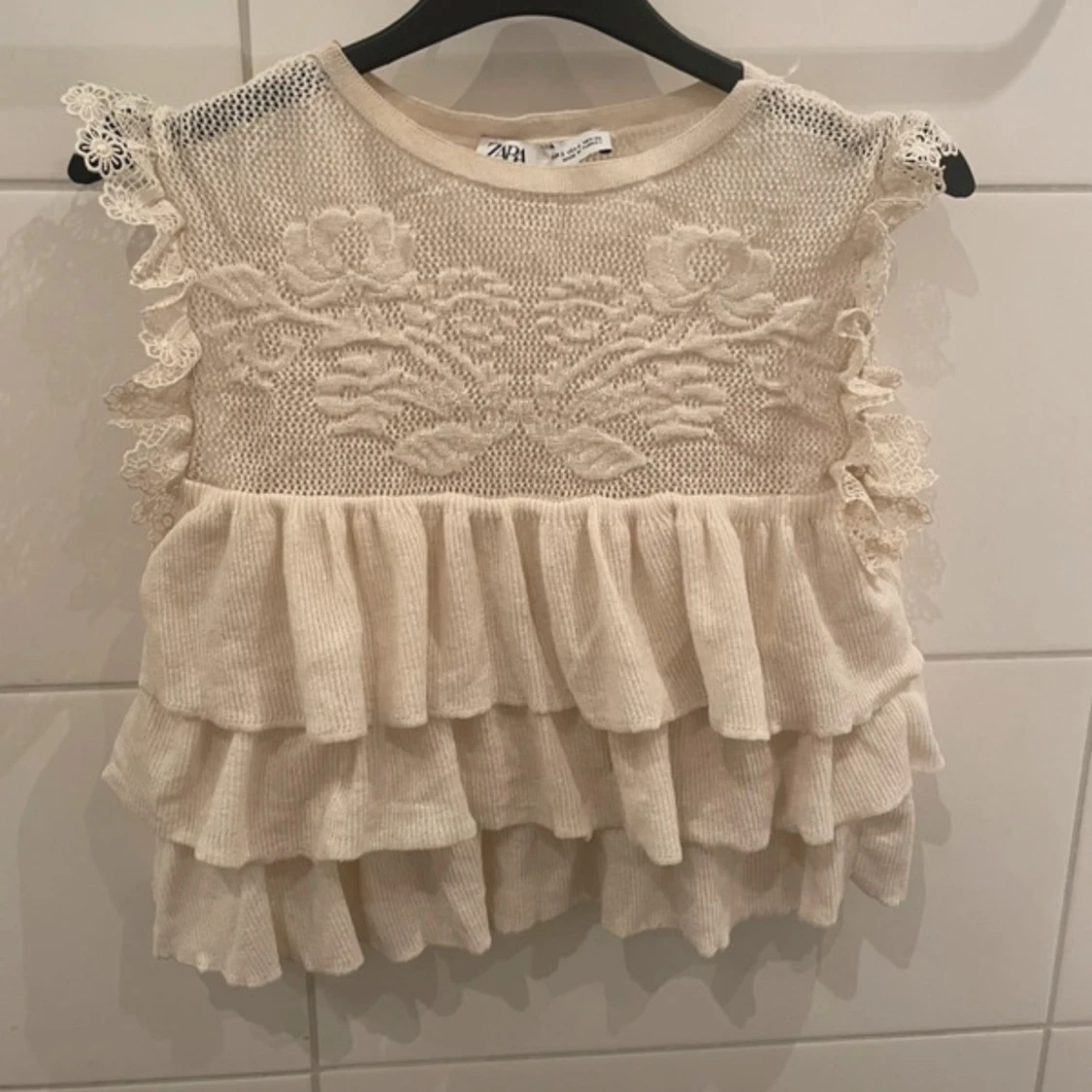 Beige blus med spets och volanger  Zara