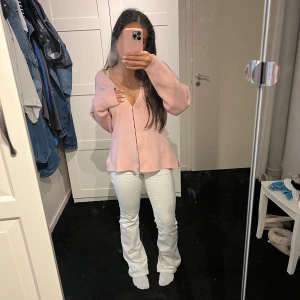 Rosa v-ringad tröja - Säljer en söt rosa tröja med v-ringning och långa ärmar. Superfin vår och somrig stil🌞aldrig använd och mina bilder, kom privat för frågor, annars tryck på köp nu💗🌸 är 153 cm 