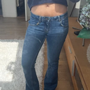 Lågmidjade jeans - Snygga lågmidjade jeans! Midja:37cm innerbenslängd: 75cm❣️