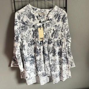 En blus  - Säljer en fin blus från flash woman helt ny 🦋