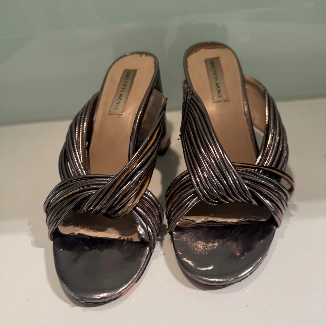 Silvriga klackskor från Saks Fifth Avenue - 1