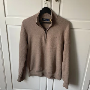 Ralph lauren half zip - Säljer denna halfzip från ralph lauren. Använd men i bra skick. Storlek M. Skriv gärna vid frågor