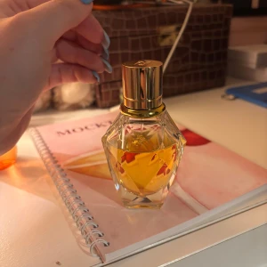 Rabanne Million Gold For Her EdP 30 ml - Elegant parfymflaska i en facetterad, diamantliknande design med gyllene lock. Innehåller 30 ml av doften Million Gold For Her, perfekt för den som vill ha en lyxig och sofistikerad doftupplevelse.