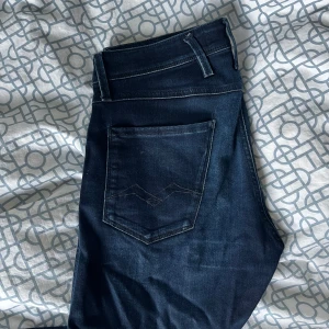Mörkblå Replay Anbass - Snygga mörkblå jeans med klassisk design från Replay. De har en smal passform och är perfekta för en stilren look. Utan några tecken på användning. Fråga om ni vill ha fler bilder😁