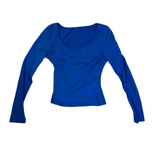 Kubgsblå långärmad topp - Snygg kungsblå långärmad topp med en rundad halsringning. Perfekt för en stilren look. Materialet är mjukt och stretchigt vilket gör passformen perfekt!!🤩 Pris kan diskuteras :)