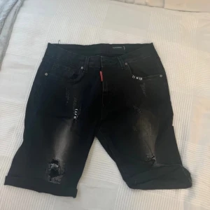 DSQUARED2 jeans shorts - Äkta DSQUARED2 jeans shorts aldrig använts säljer dem för det inte är min stil nypris: cirka 6 tusen, skriv för funderingar och snabb affär bli av med det😃