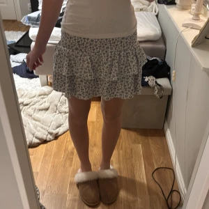 Blommig kortkjol i blått och vitt från Zara - Söt kortkjol med volang i ett blommigt mönster i blått och vitt. Dem är jätte skön och ha inbyggda shorts under