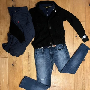 Replay Jeans med slitningar - Snygga blå jeans från Replay med en cool sliten look. De har en normal passform och är tillverkade i ett stretchigt material för extra komfort. Perfekta för en avslappnad stil. W31 L34,  small fit och sitter som en klocka, knappt använda.