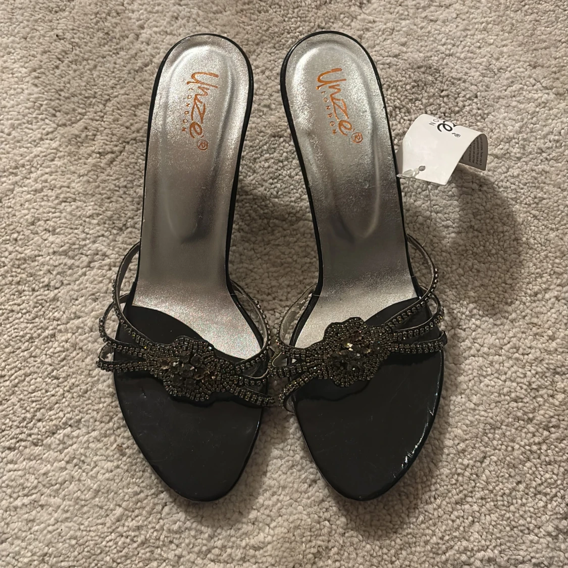 Svarta sandaler med dekoration från Unze London