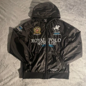 Windbreaker från Geographical Norway - Säljer en windbreaker från Geographical Norway i färgen svart. Varan är i mycket bra skick och har varit väl omhändertagen. Om du har några frågor så tveka inte att höra av dig. Pris går att diskuteras