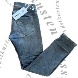 Dondup Jeans George - Tja! Säljer nu dessa riktigt snygga Dondup Jeansen💯. Köptes från Giglio.com för 2999 Kr. De passar inte mig och därav säljer jag de. Jeansen är i nyskick och nästan inte kommit till användning sen de köptes. Vid fler bilder eller frågor så är det bara att höra av sig! ✅Priset är alltid förhandlingsbart✅                                          Mvh💪🧨🤙