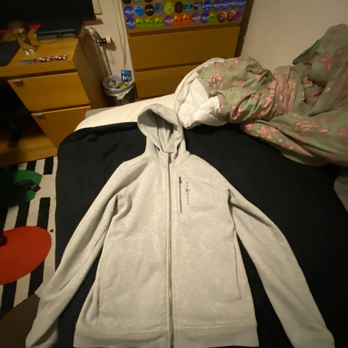 Grå hoodie från Sail Racing