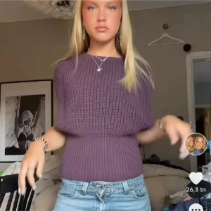 Lila stickad tröja - Säljer en snygg lila stickad tröja med en ribbad design. Tröjan har en normal passform och är perfekt för kyligare dagar. Den är stilren och enkel att matcha med olika outfits.