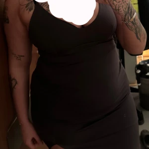 Klänning  - En jättefin och stretchig klänning från Nelly som jag fick av min mamma men tycker den sitter lite väl tight på mig. En slits på ena låret 