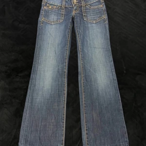 Edc by esprit Jeans - Super snygga lågmidjade Edc by esprit jeans 💕Har snygg detalj fram på fickorna och bak, Storlek: 25/32 💕(de 2 första bilderna är inte mina)