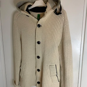 MA.STRUM cardigan/jacka/tröja  - Säljer en snygg beige stickad jacka från MA.STRUM. Top skick och svin snygg. Storlek M 