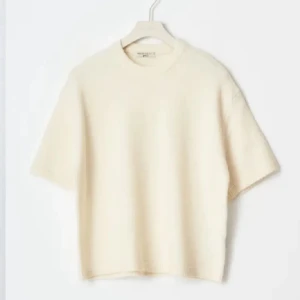 Beige stickad tröja  - Snygg beige stickad tröja från Ginatricot. Den har en enkel och stilren design med korta ärmar och rund hals. Perfekt för en avslappnad och trendig look. Går att få mer bilder💕💕